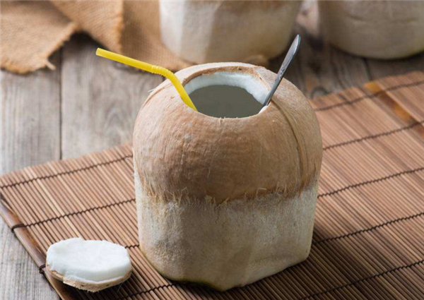 椰青和椰子的區(qū)別 椰青是椰子成熟的一個(gè)過(guò)程