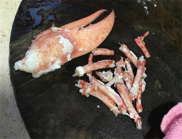 波士頓龍蝦怎么殺圖解,先放尿或用水煮10秒再殺