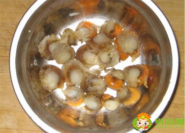 扇貝怎么洗干凈，扇貝肉怎么洗干凈(去除內臟用鹽水生粉唰一唰)