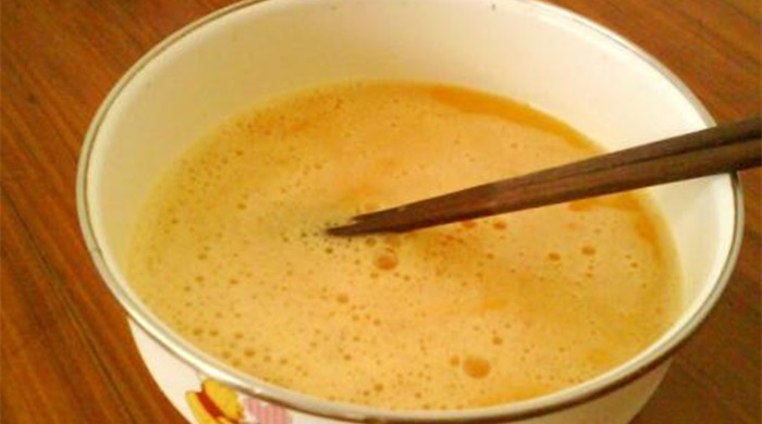 醬油炒飯?jiān)趺醋? src="http://www.cj3yx.cn/uploads/allimg/200102/35-200102163U0.jpg" /></p>
<p>
	　　2. 鍋中燒水煮開，加入胡蘿卜丁、青豆粒和玉米粒下鍋煮4分鐘左右撈出。</p>
<p style="text-align: center;">
	<img alt=