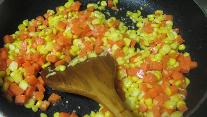 醬油炒飯?jiān)趺醋? src="http://www.cj3yx.cn/uploads/allimg/200102/35-200102163U0-51.jpg" /></p>
<p>
	　　4. 鍋中放油，油熱后倒入雞蛋炒散，炒熟后盛出。</p>
<p style="text-align: center;">
	<img alt=